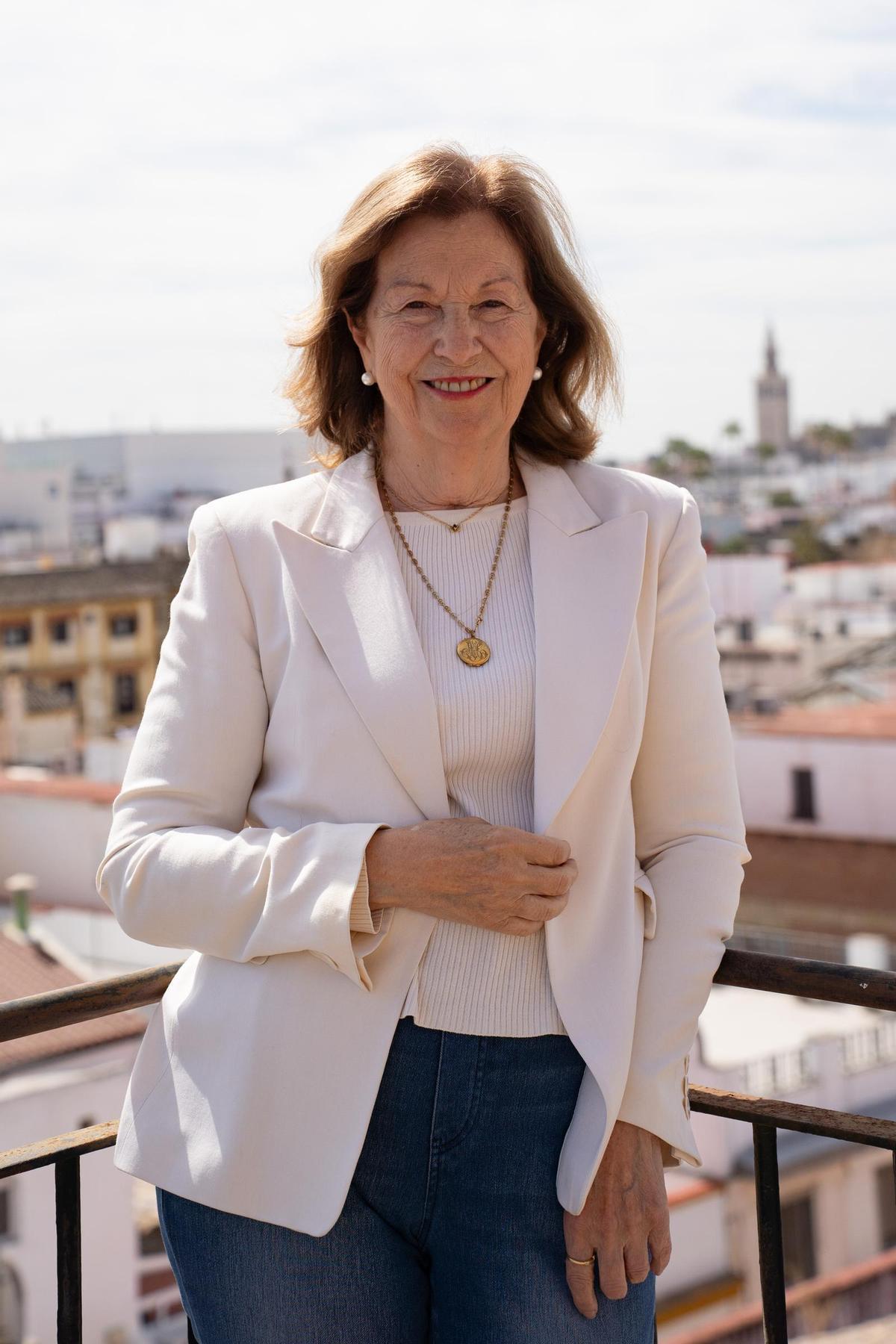 Carmen Romero en la sede del PSOE en San Vicente, Sevilla, saludando a militantes