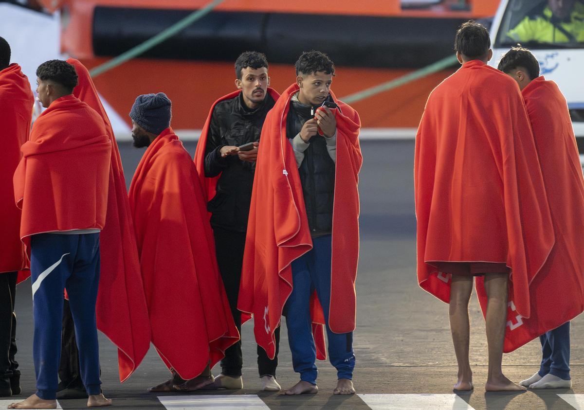 Rescatan a 55 migrantes en una neumática semisumergida frente a Lanzarote