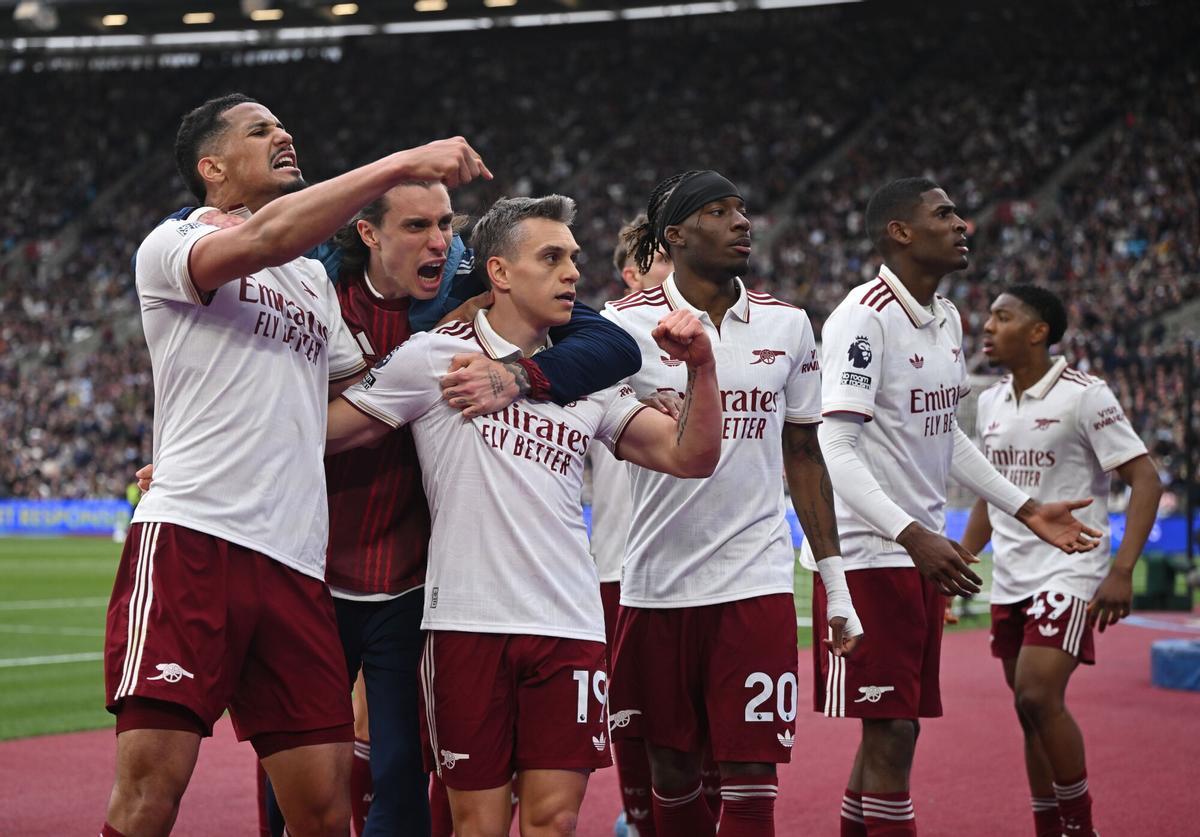 Arsenal celebra el gol de Leandro Trossard contra West Ham en el Emirates Stadium