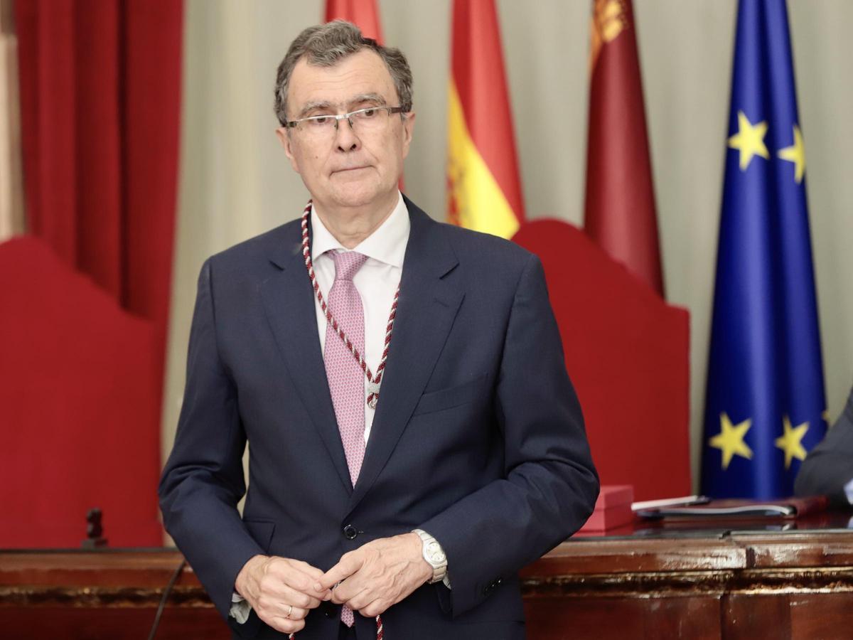 José Ballesta en la fachada del Ayuntamiento de Murcia