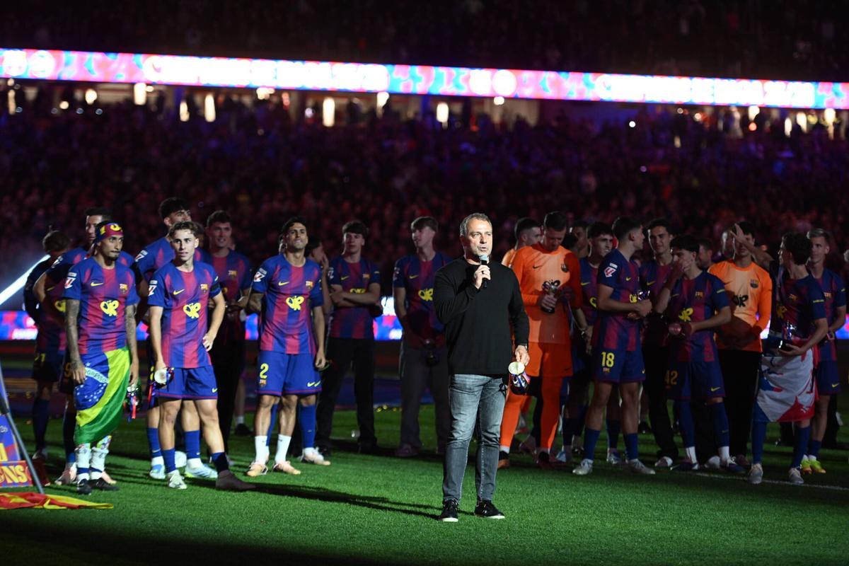 Hansi Flick abrazado por Joan Laporta en la entrega del trofeo del campeonato de LaLiga en el Camp Nou