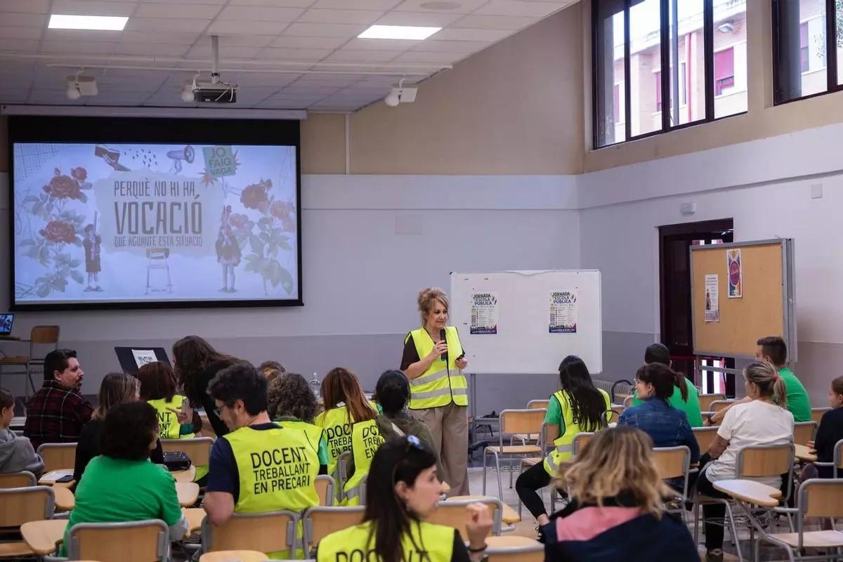 Docentes con pancartas durante la huelga en la Comunitat Valenciana