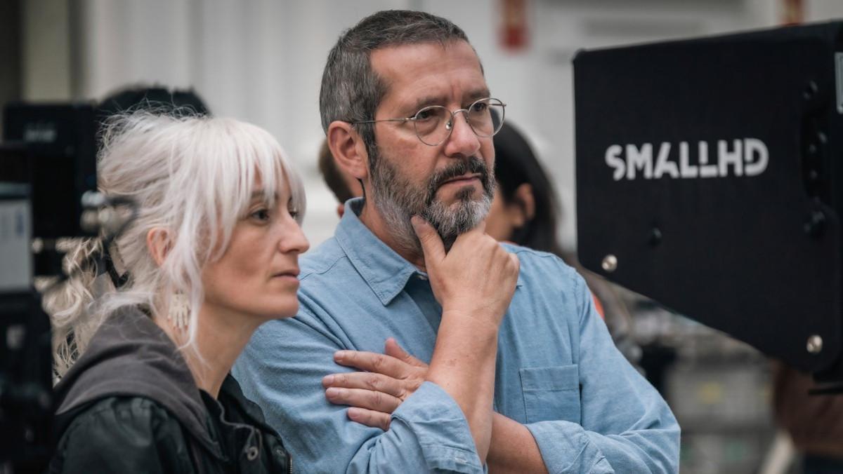 Imagen del cartel de la docuserie 'Abandonados' con Carles Porta y los tres hermanos en primer plano