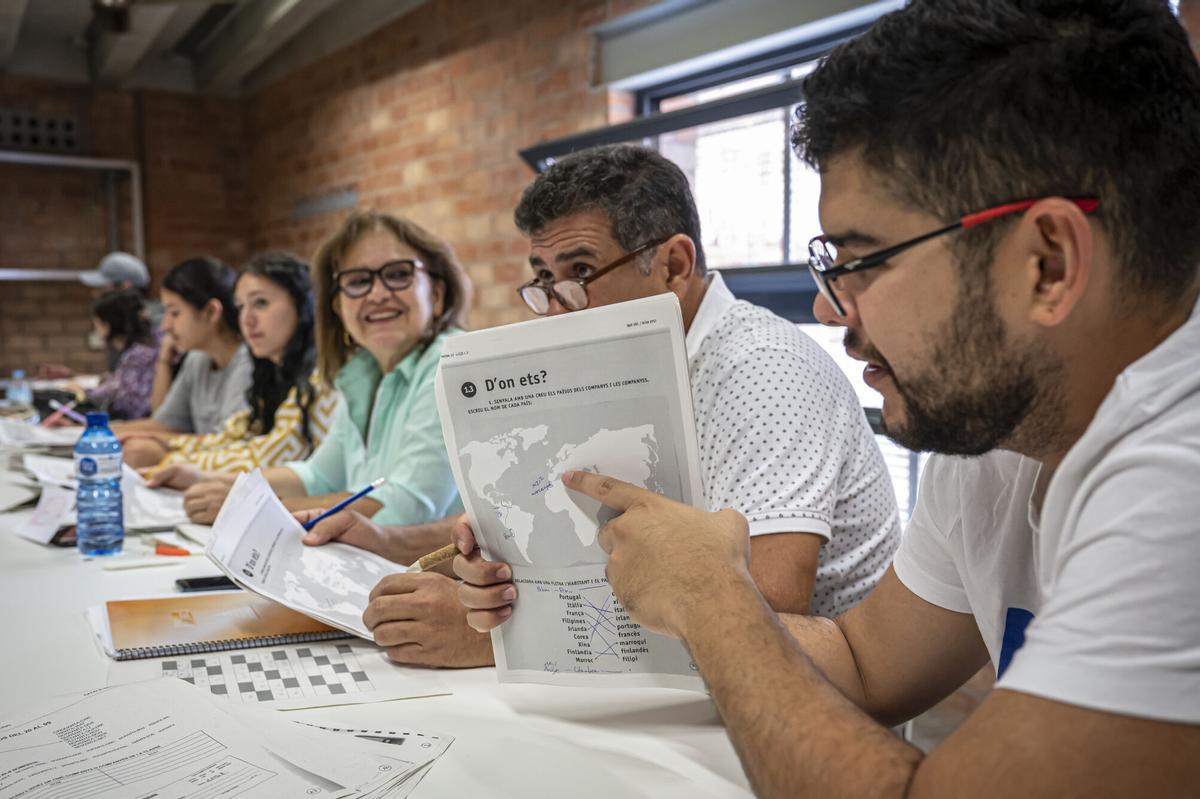 Barcelona duplica la inversión en cursos de catalán para achicar la lista de espera