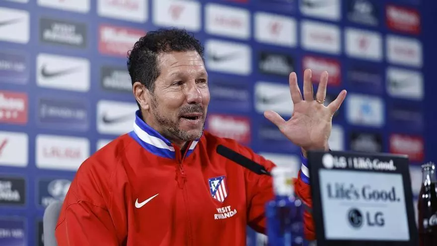 Capitán Jan Dobrogowski hablando frente a la cámara