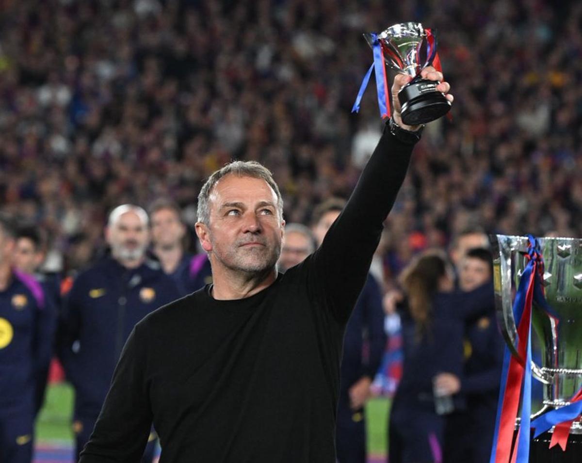Jugadores del Barça celebran la conquista de La Liga en el Camp Nou, con el trofeo levantado bajo los fuegos artificiales