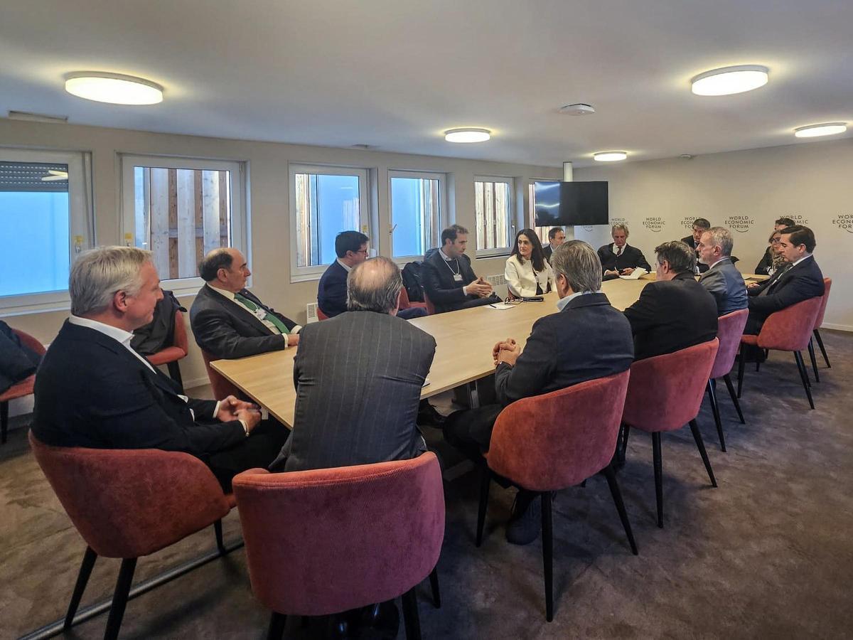 Ester Baiget junto al ministro Carlos Cuerpo y directivos del Ibex‑35 en la cumbre de Davos 2024