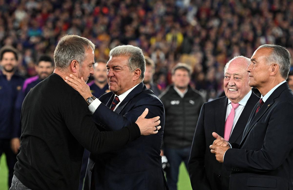Hansi Flick sonríe celebrando el título de Liga en el Camp Nou