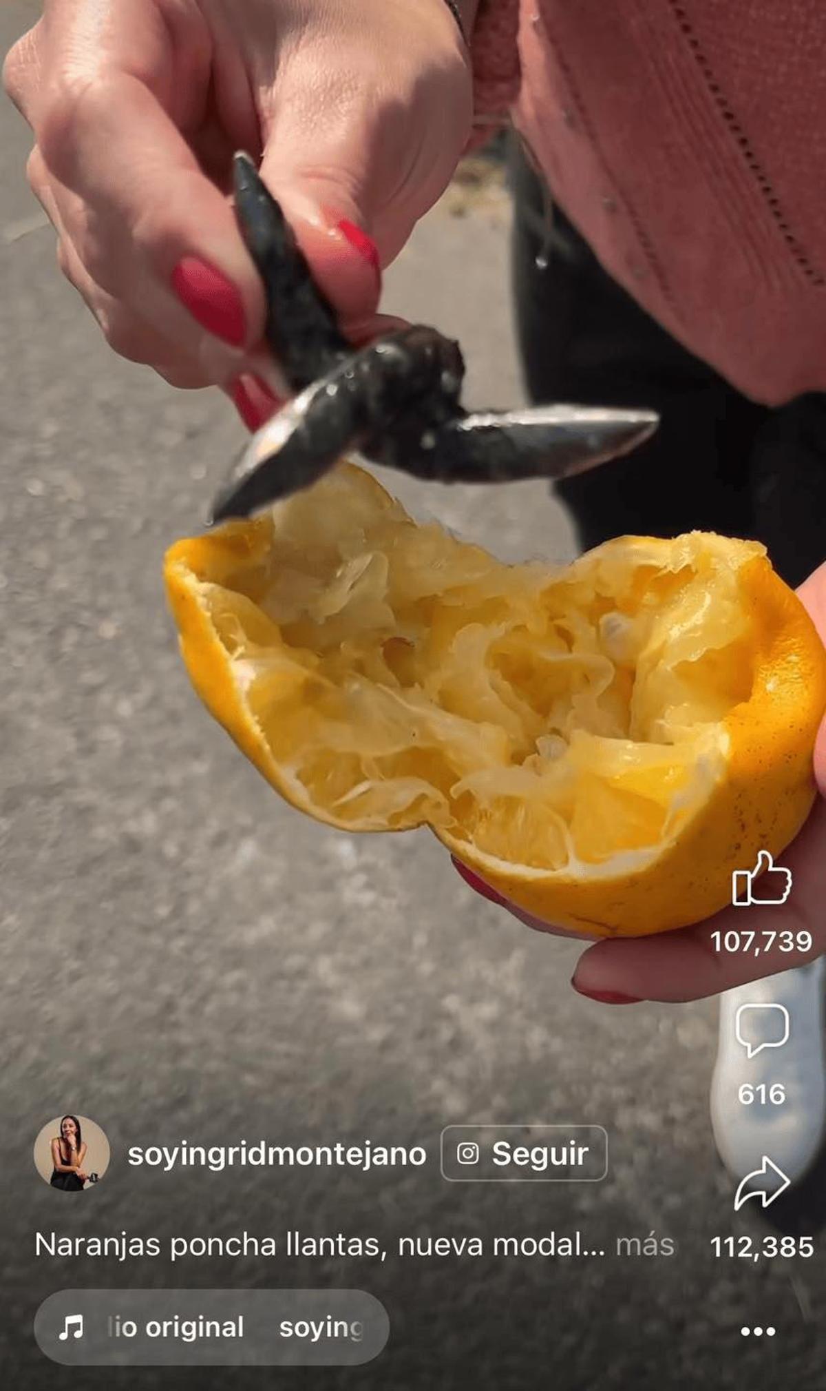 Naranja colocada en la calzada con una pieza metálica visible bajo la piel de la fruta