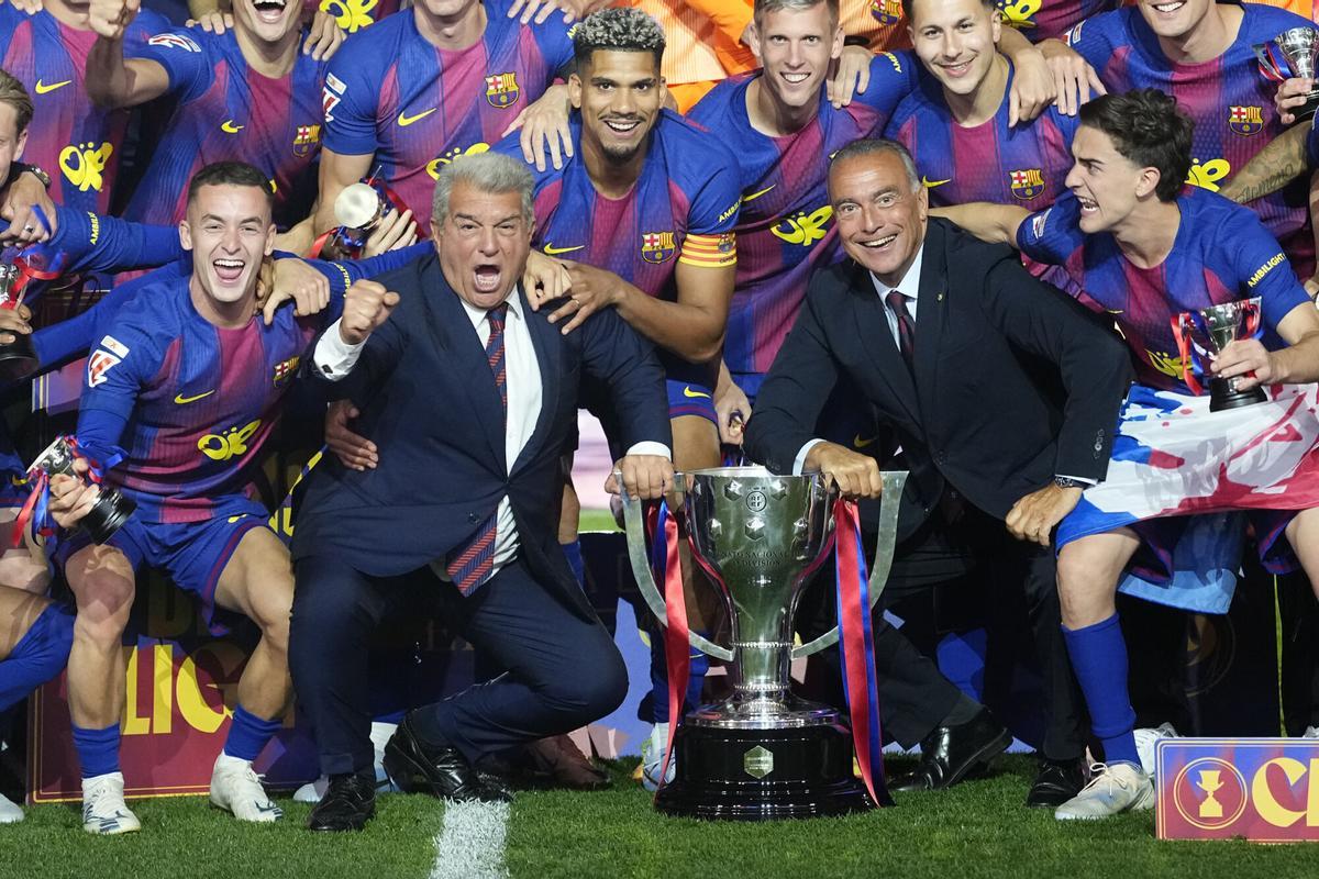 Joan Laporta y Hansi Flick celebrando la victoria en el Camp Nou