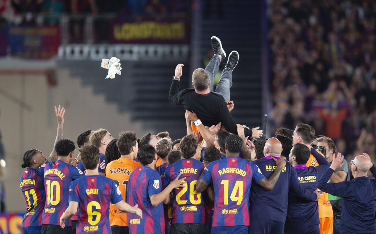 Jugadores del Barcelona celebrando su 29.º título de LaLiga en el Camp Nou