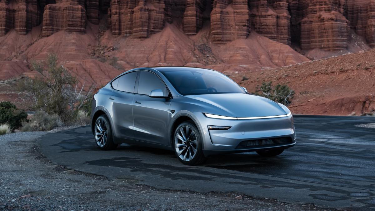 Coches eléctricos alineados en una calle de Oslo, simbolizando la alta penetración de vehículos eléctricos en Noruega