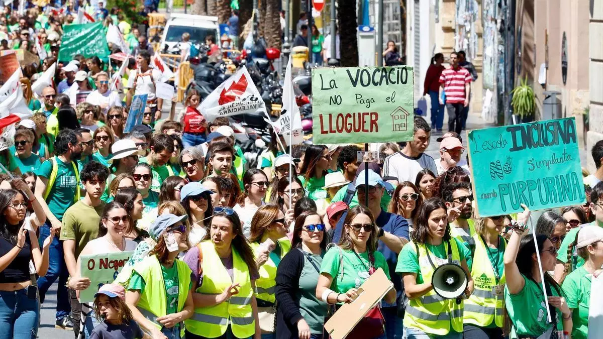 Manifestación de maestros bloqueando la Gran Via en La Campana, Barcelona