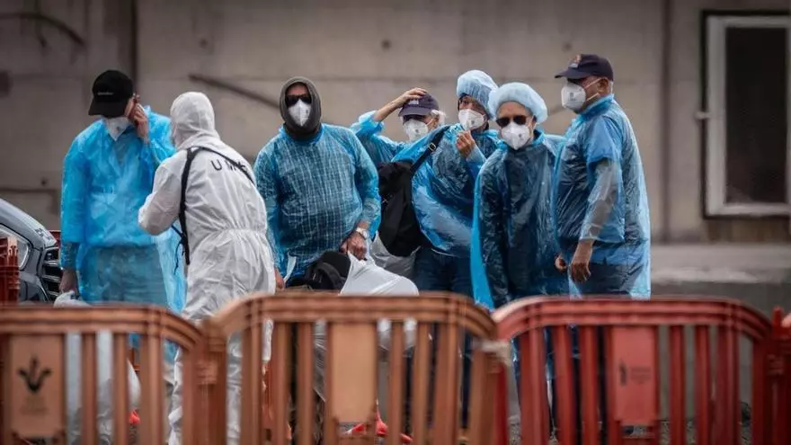 Policía municipal gestionando el tráfico alrededor del bloqueo