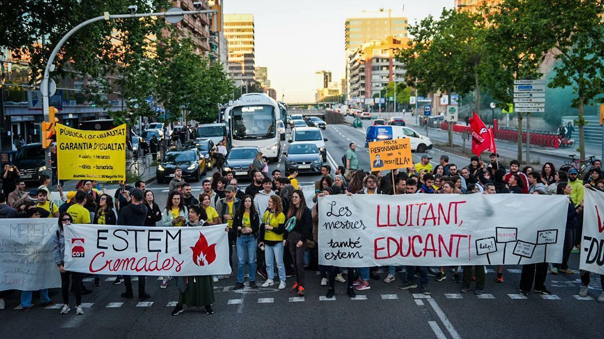 Huelga docente en Cataluña bloquea la Ronda de Dalt y la AP‑7: cientos de maestros paralizan el tráfico de Barcelona