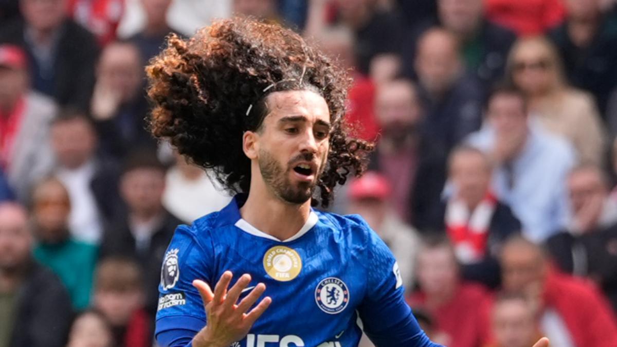 Marc Cucurella posando para el vídeo con Juan Beato y Erra antes del reto del corte de pelo