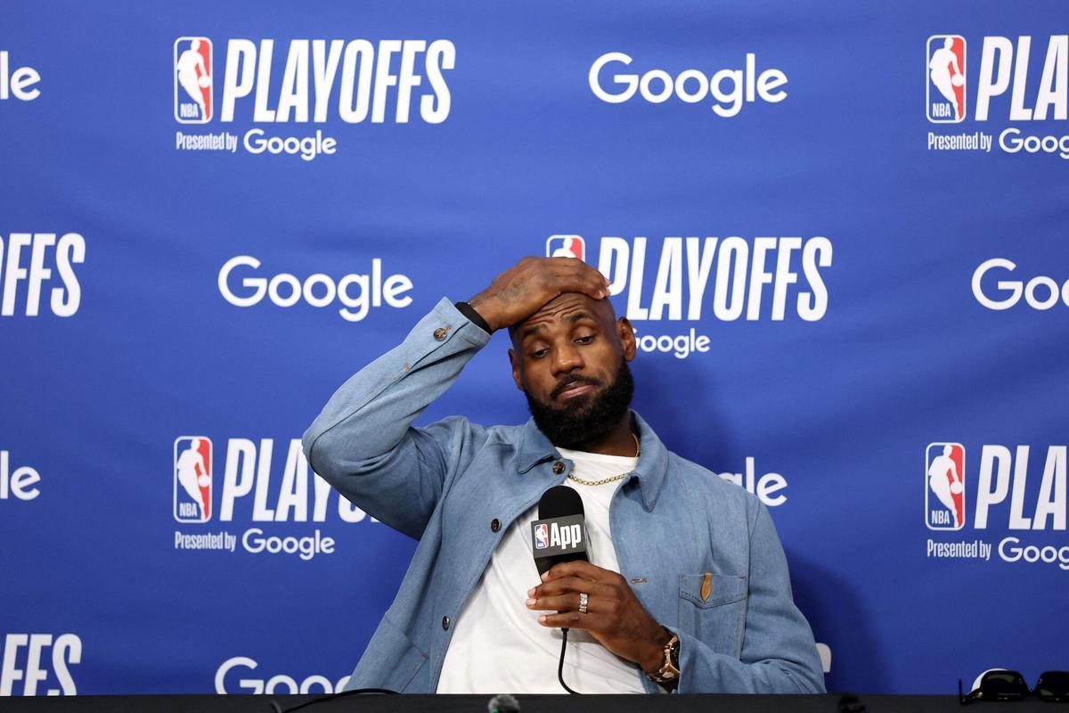 Ajay Mitchell y LeBron James durante el último partido de playoffs en el Paycom Center