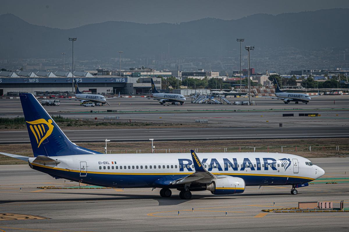 Avión despegando desde la pista del aeropuerto Barcelona‑El Prat con vista al mar
