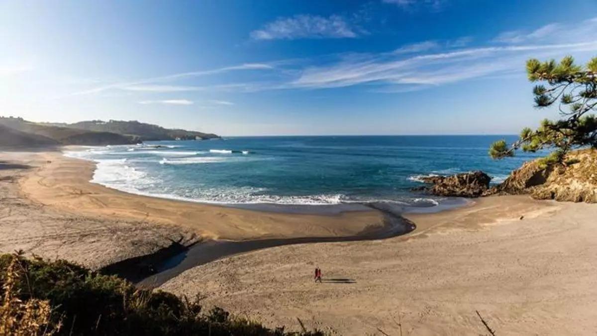 Luis Enrique caminando por la playa de Frejulfe, Soirana, Asturias