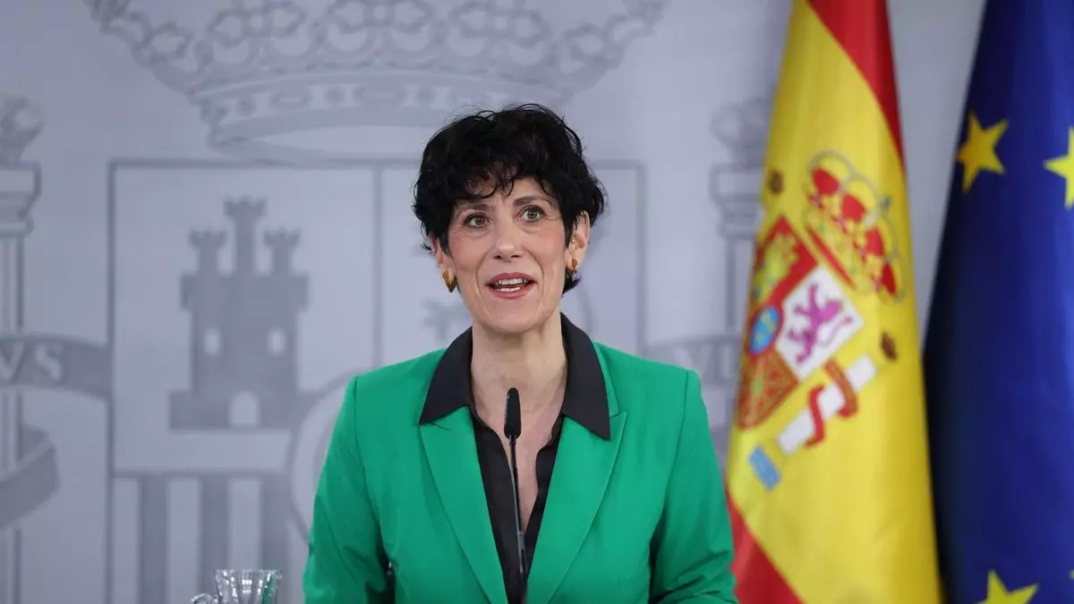 Detalle de los carteles de la huelga docente en Barcelona, mostrando demandas salariales y condiciones laborales