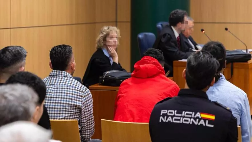 Policías del NYPD usando cuerdas de seguridad para rescatar a una mujer en la cima de un rascacielos en Manhattan