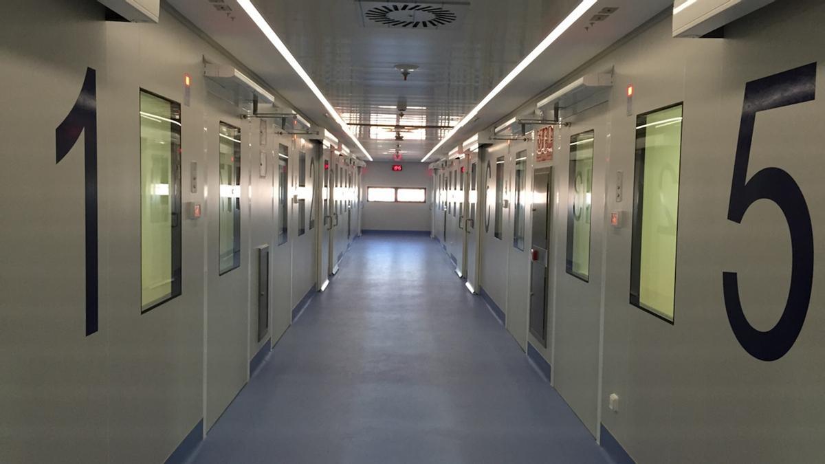 Interior de la planta 22 del Hospital Gómez Ulla con equipos de aislamiento y monitorización
