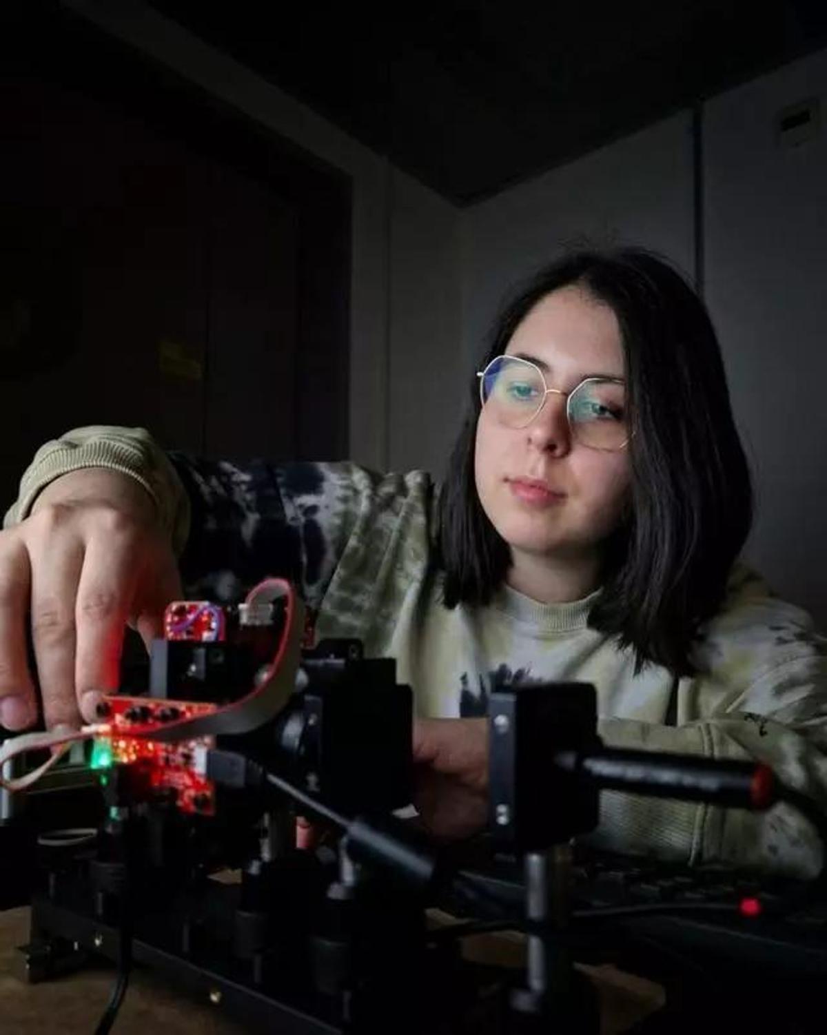 Imagen del dispositivo PoIAInsight en el laboratorio del Hospital Universitario Inselspital, mostrando la configuración de luz polarizada y la pantalla de análisis de IA.