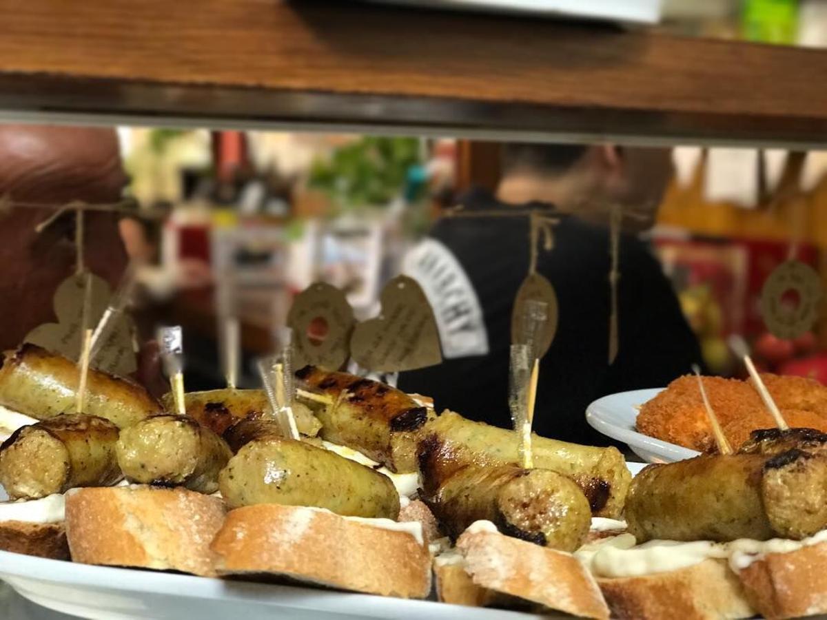 Turista japonesa probando un pintxo en el restaurante Maitea de Barcelona