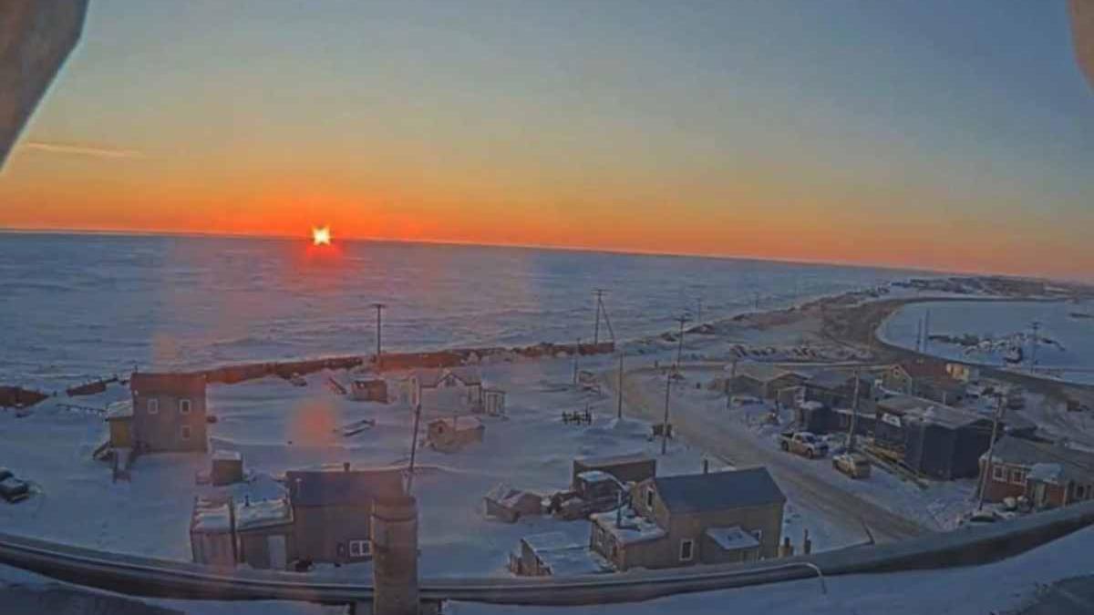 Pueblo de Utqiagvik bajo el sol de medianoche, con el horizonte iluminado