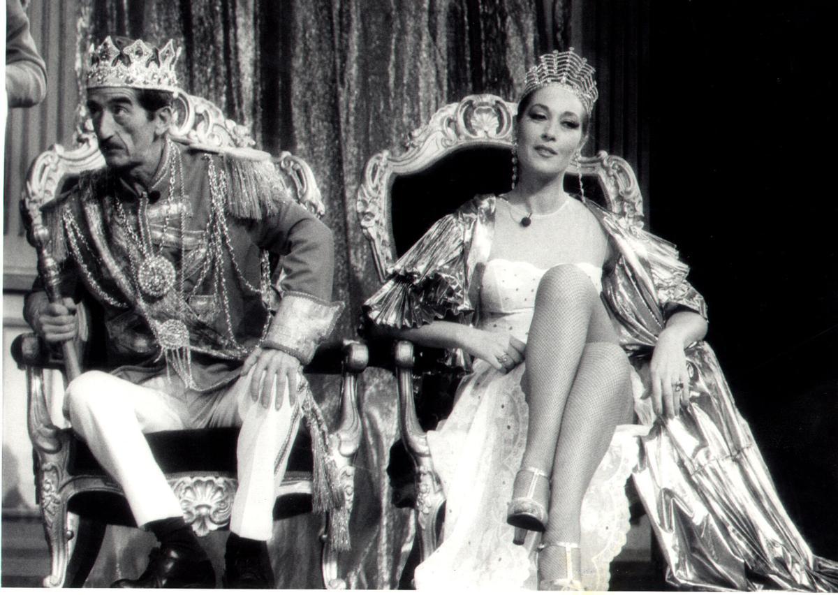 Tania Doris en el escenario del Teatro Apolo, vestida de plumas y boas