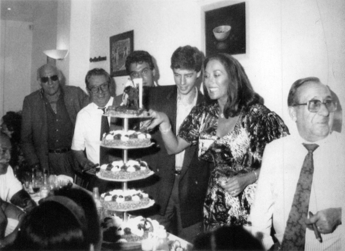 Tania Doris recibiendo el trofeo Can Eladi en la Monumental de Barcelona, 1990