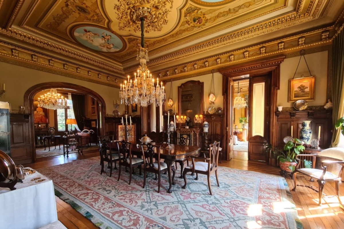 Vista frontal del palacio Villa María, con su fachada neoclásica y el amplio jardín victoriano de fondo