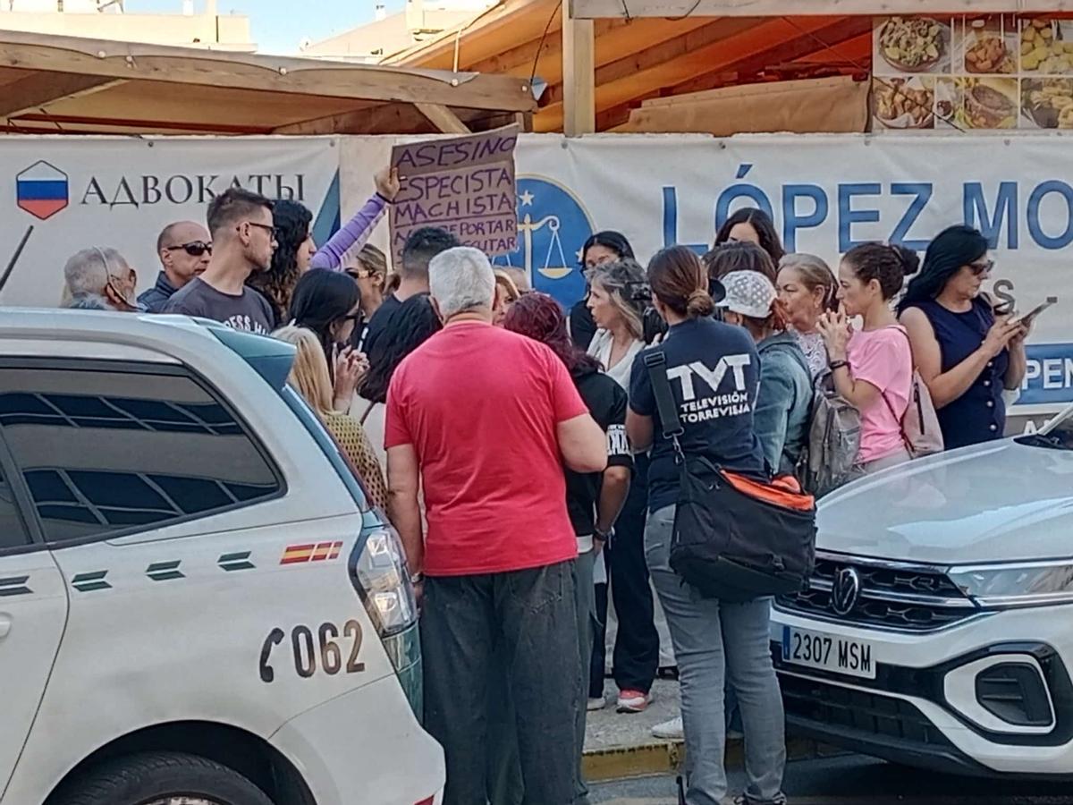 Manifestación de colectivos animalistas frente al Palacio de Justicia de Torrevieja tras la sentencia