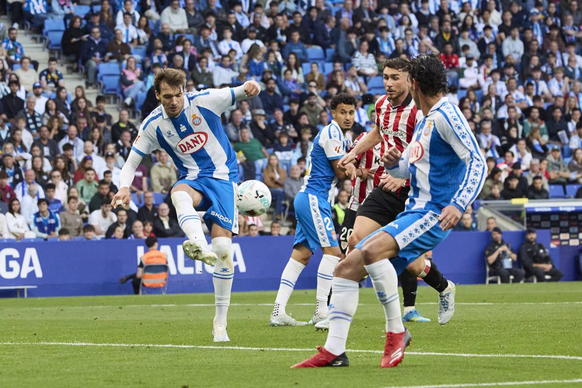 Aficionados del Espanyol animando en el RCDE Stadium durante el partido contra el Athletic Club