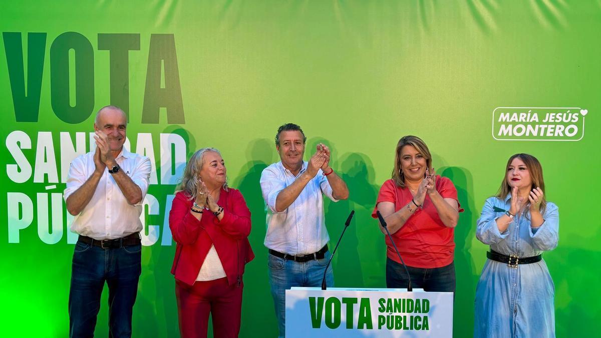 Multitud de votantes en la plaza de Sevilla durante la campaña final del PSOE