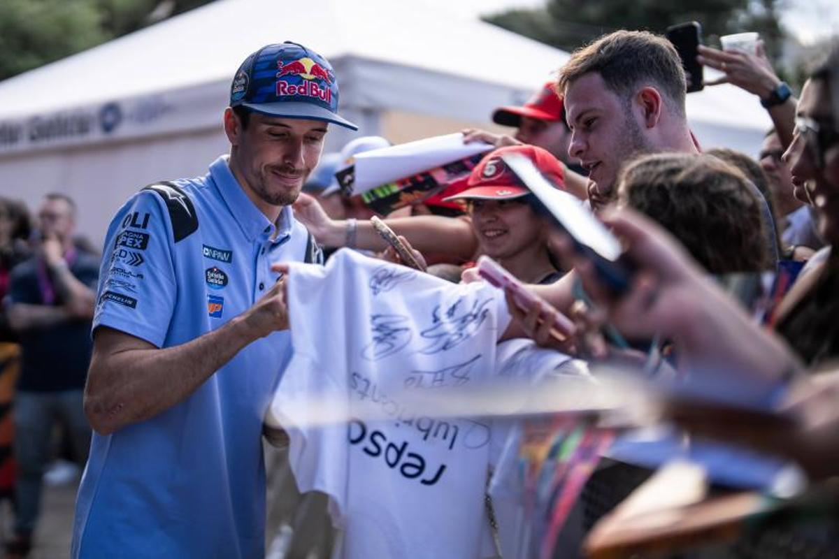 Pilotos Dani Holgado y Pedro Acosta firmando autógrafos en el Fan Fest 2026