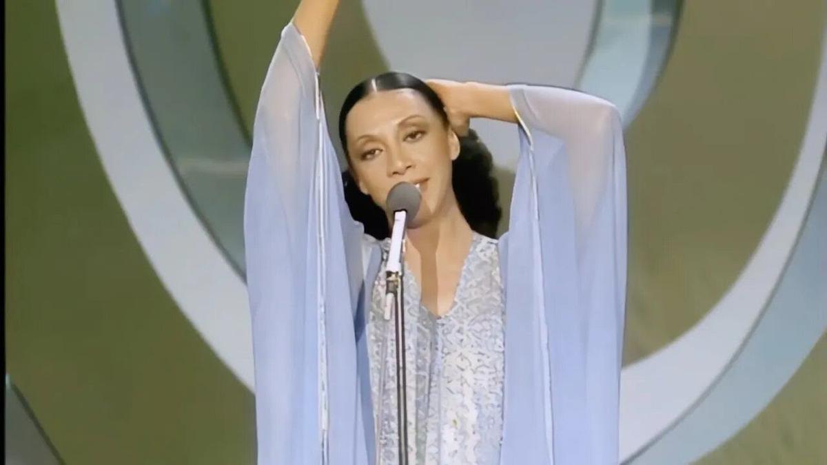 Fotografía de Noam Bettan cantando en el escenario de la semifinal de Eurovisión 2026 en Tel Aviv