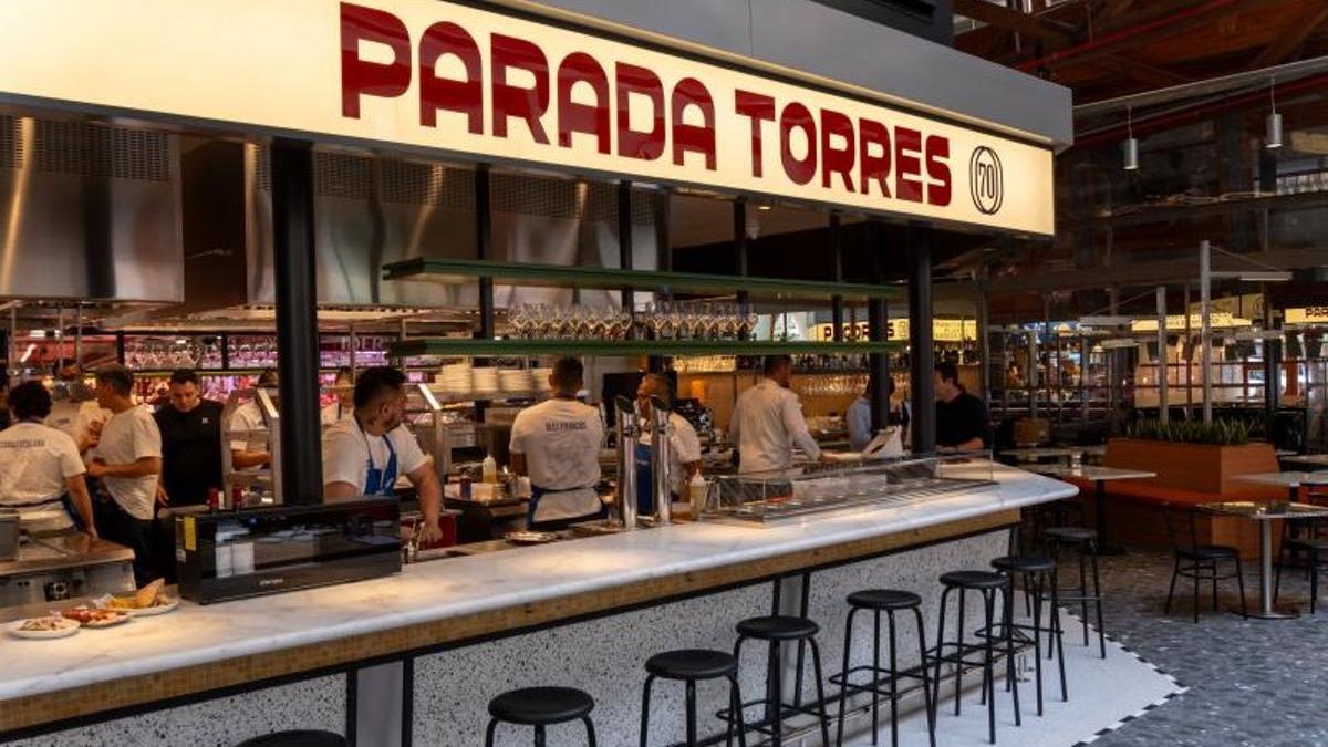Vista interior de Parada Torres con barra y cocina visible en el mercado de Santa Caterina
