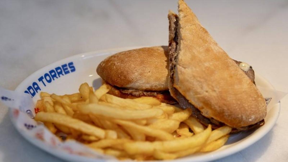 Platos de Parada Torres servidos en la terraza del mercado, mostrando la oferta de tapas y platos del día