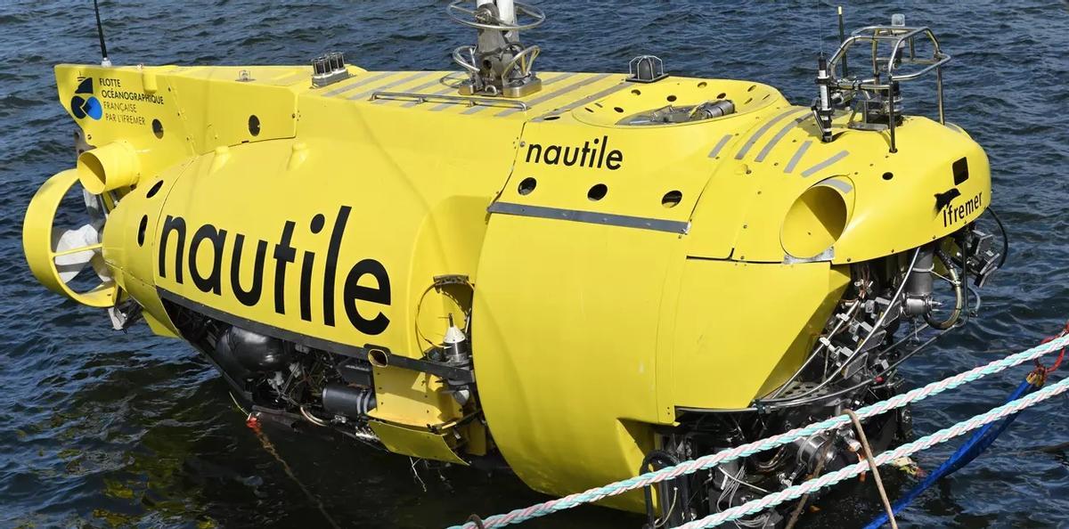 Imagen del buque L'Atalante y el robot submarino UlyX en el Atlántico frente a Galicia