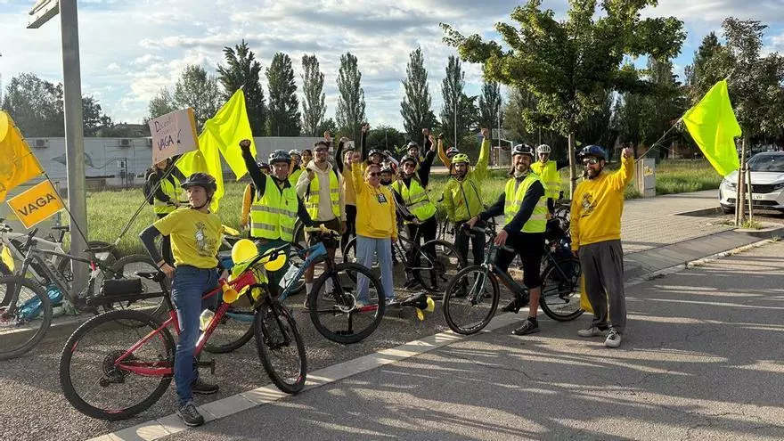 Personal de la ONU inspeccionando los vehículos dañados tras el ataque