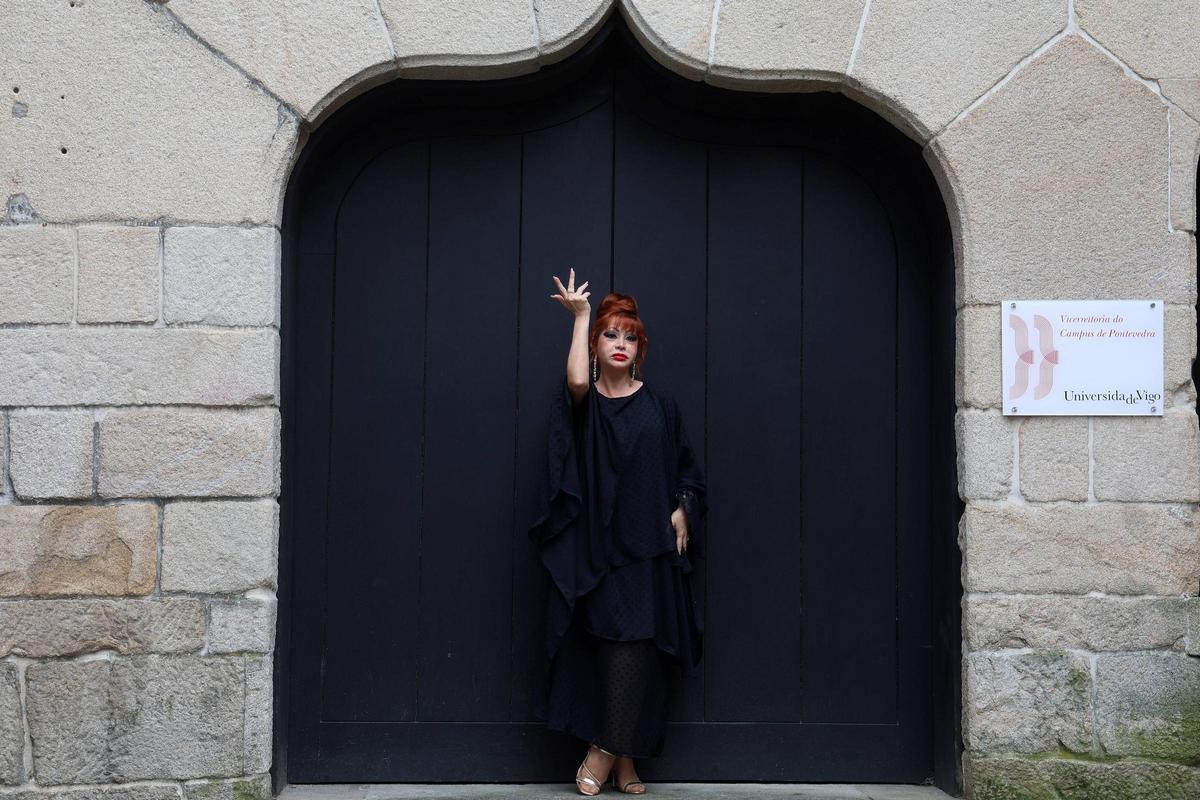 Yurena posando frente a la Casa das Campás en Pontevedra