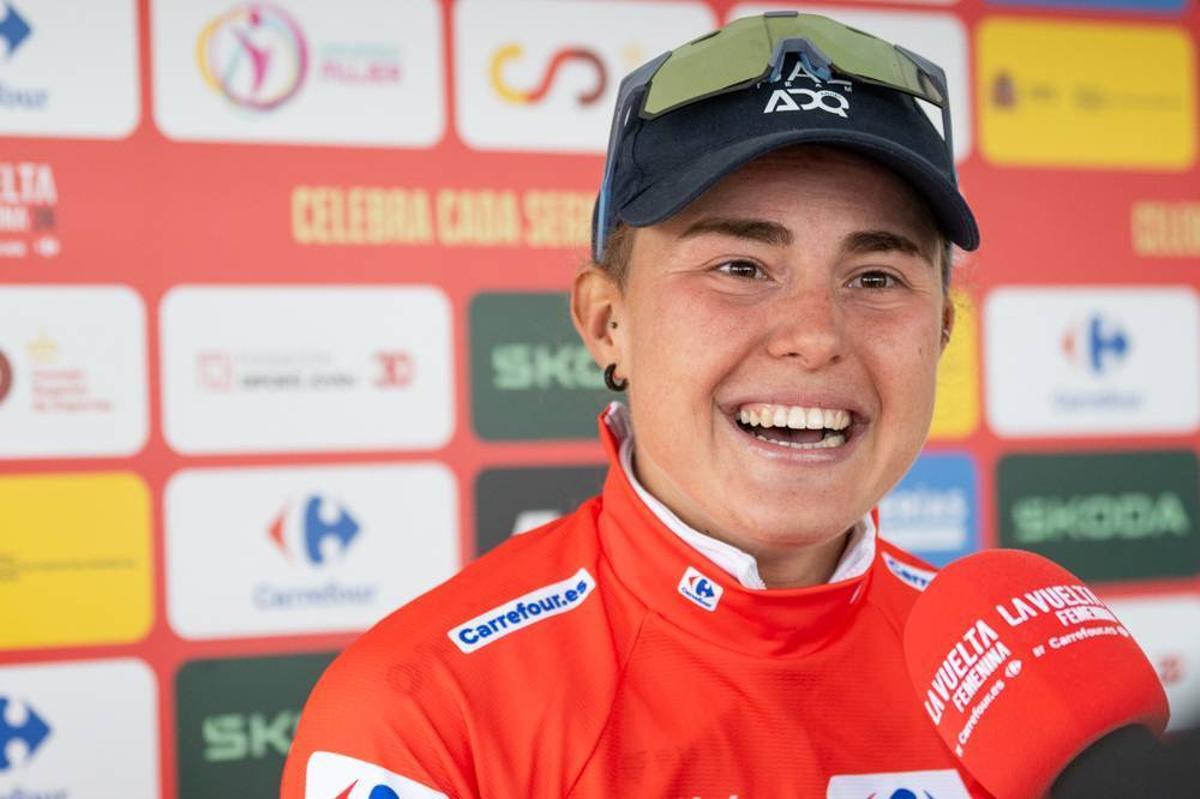 Paula Blasi cruzando la meta en la etapa del Angliru con el maillot rojo