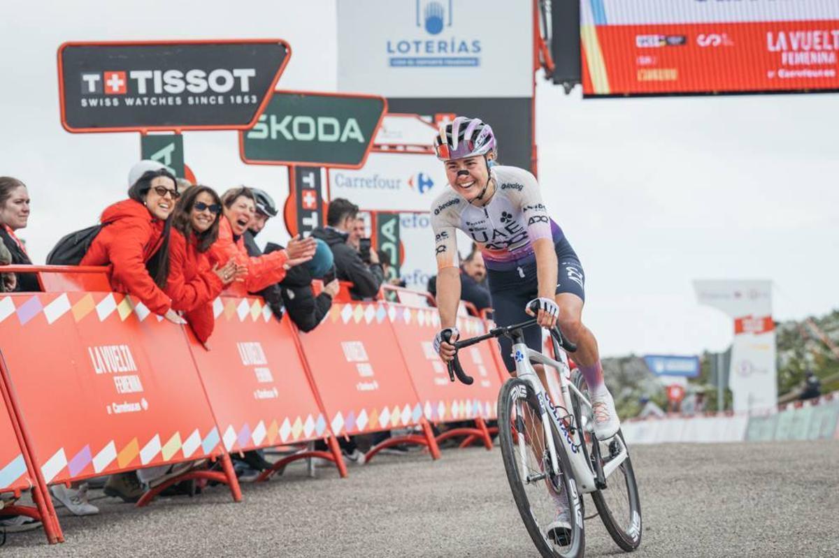 Paula Blasi celebrando su victoria en el Angliru, rodeada de su equipo