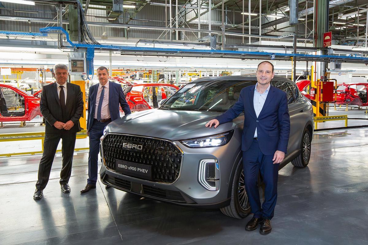 Firma del acuerdo entre Rafael Ruiz de Ebro EV Motors y los propietarios del Grupo Cario en la Ebro Factory de Barcelona