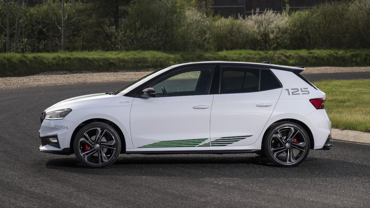Skoda Fabia Motorsport Edition en color Moon White con detalles negros y llantas Libra de 18 pulgadas