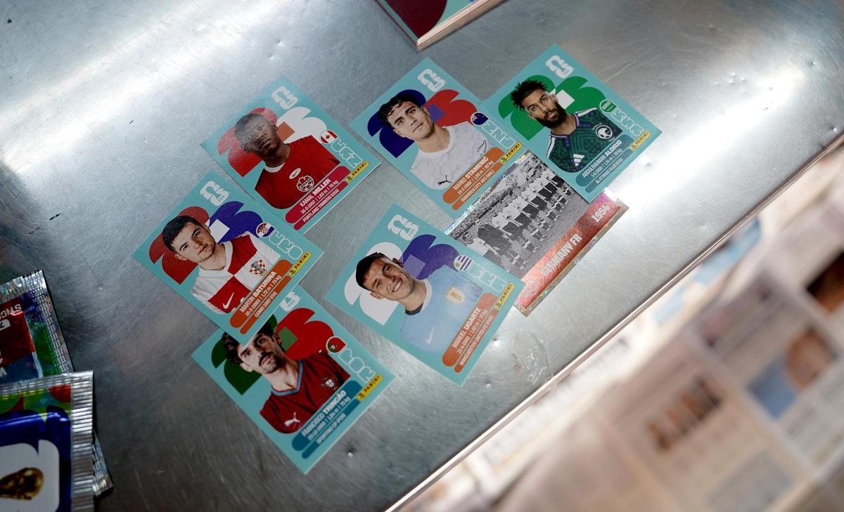 Joven comprando cromos del Mundial de Panini en un quiosco de Madrid