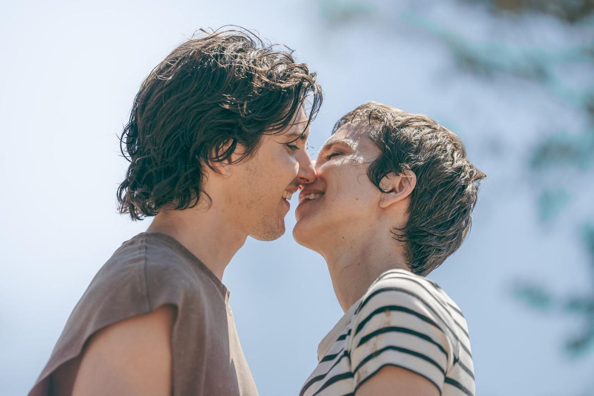 Fotograma de Aina Clotet como Nora en la película Viva, mostrando su expresión desafiante bajo un cielo seco