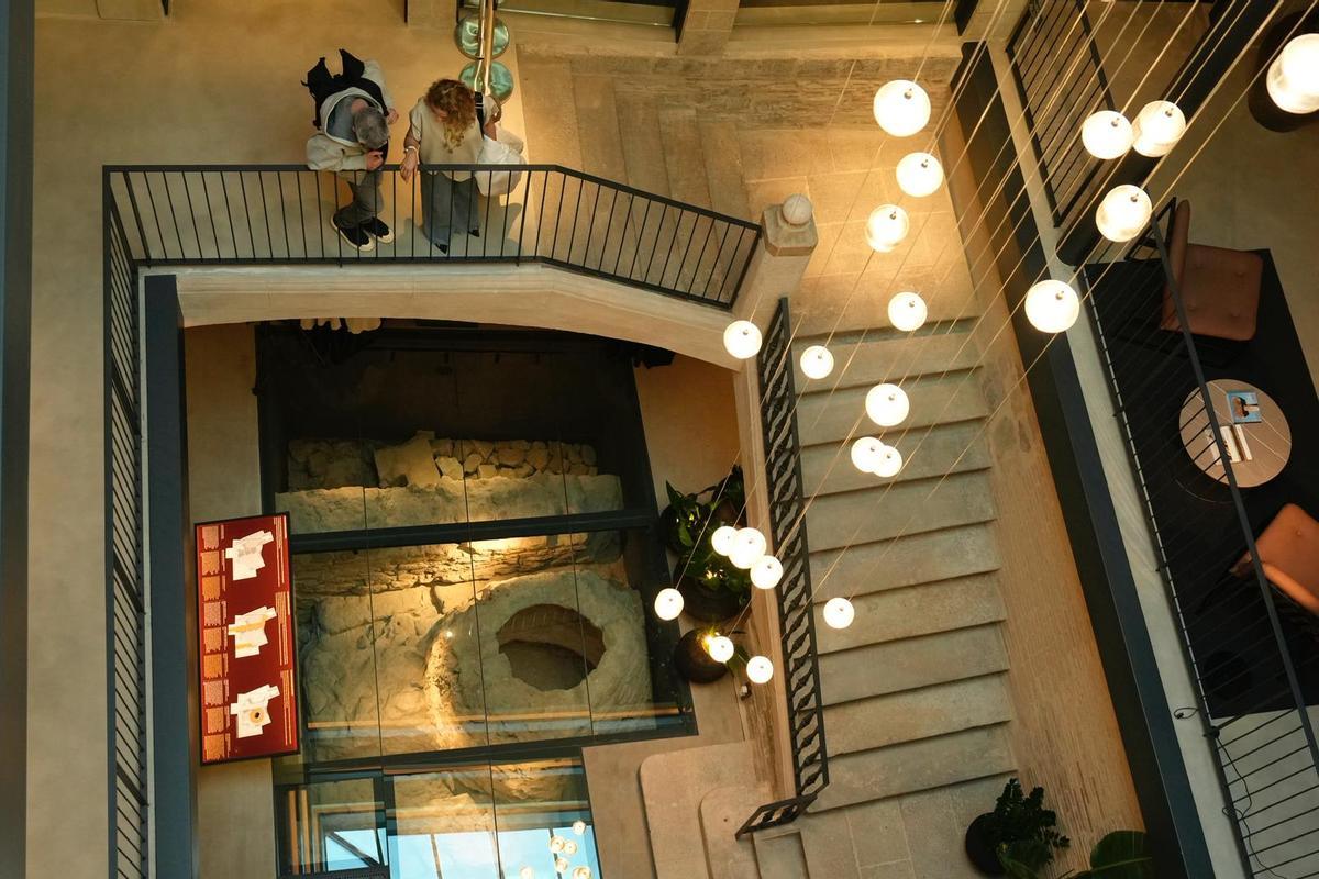 Pavimento romano de piedra de Montjuïc descubierto bajo el Gran Hotel Barcino, visible en la visita guiada.