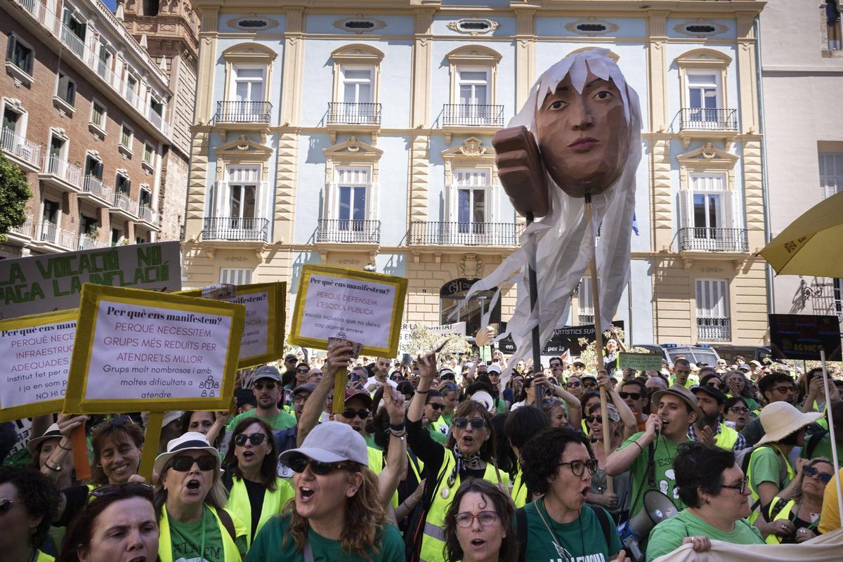 Manifestación de docentes frente al Palau de la Generalitat en Valencia